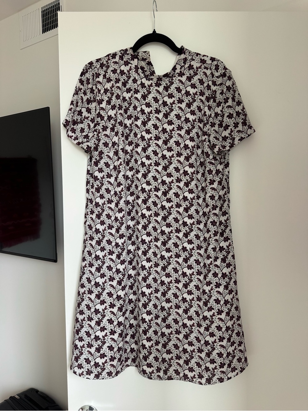 Floral Short-Sleeve A-Line/Shift Dress in White and Burgundy